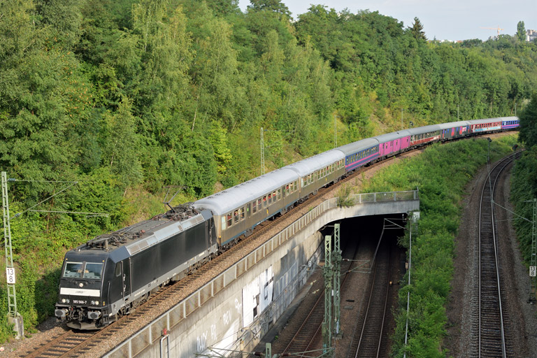185 566 mit DPE 25528 bei km 13,8 (August 2014)