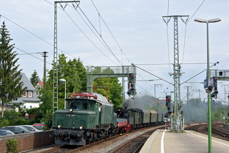194 088 und T3 930 mit DLr 25043 bei km 16,6 (Juli 2014)