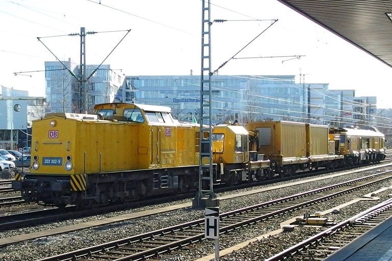 203 302 und Gleisfr&auml;smaschine SFM 601 bei km 15,6 (Februar 2014)