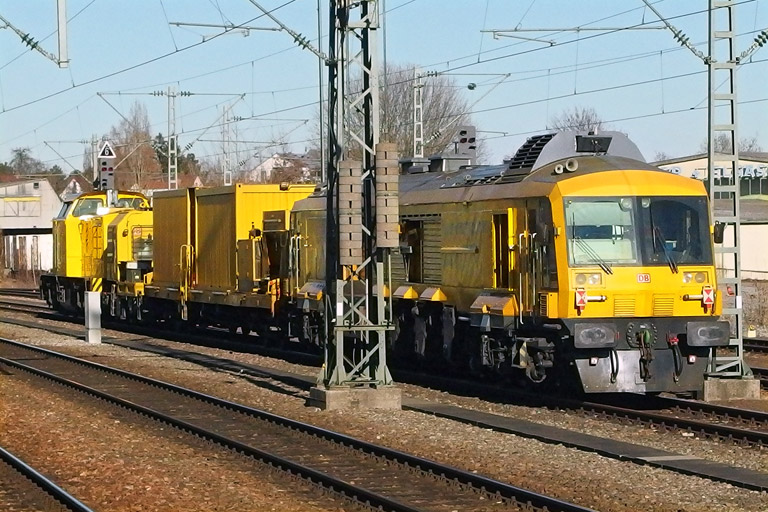 203 302 und Gleisfr&auml;smaschine SFM 601 bei km 15,6 (Februar 2014)