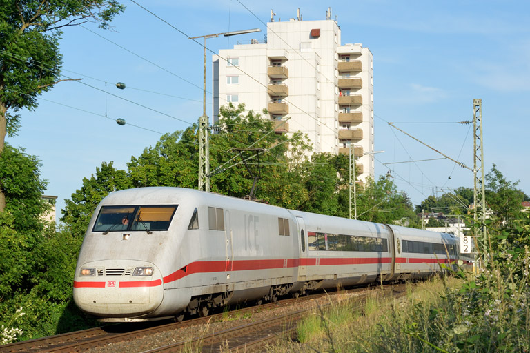 Baureihe 401 (Tz 52) mit 401 052 und 401 552 bei km 8,2 (Juni 2014)