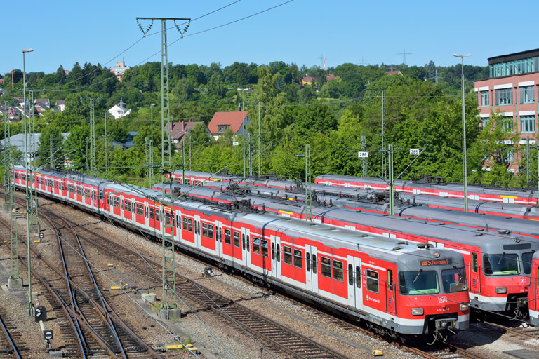 Baureihe 420 als S2 bei km 16,0 (Juni 2014)