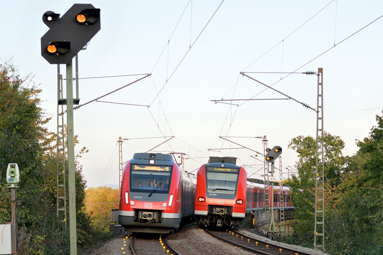 430 545 als S1 und 425 809 als RE 19092 bei km 2,8 (Oktober 2014)