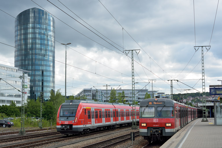 430 571 und 420 936 als S2 bei km 15,6 (Juli 2014)