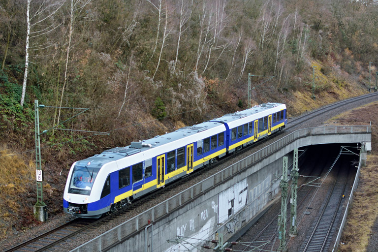 622 702/622 202 als ST 92700 bei km 13,8 (Februar 2014)