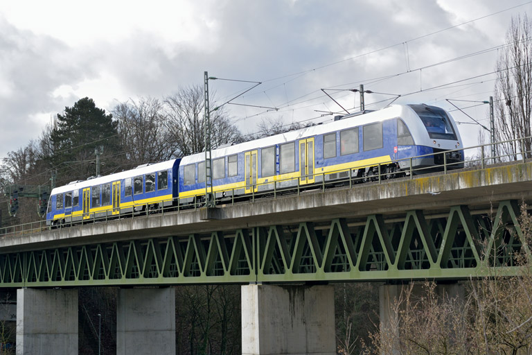 622 202/622 702 als ST 92710 bei km 14,6 (Februar 2014)