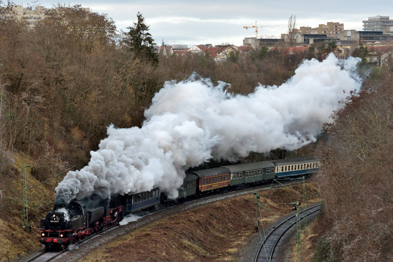 64 419 und 52 7596 mit DPE 79440 bei km 13,8 (Januar 2014)