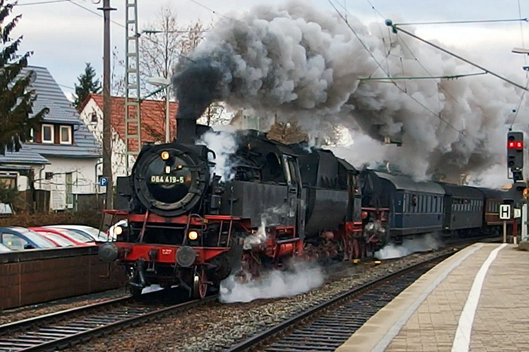 64 419 und 52 7596 mit DPE 79440 bei km 16,6 (Januar 2014)