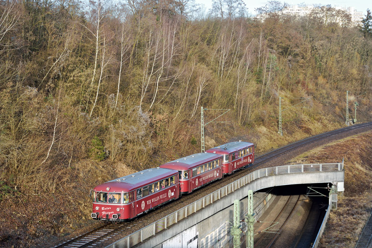 998 554, 998 417 und 798 469 als DPF 2102 bei km 13,8 (Februar 2014)
