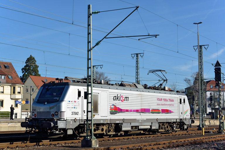 Akiem 37042 als Tfzf(D) 93205 bei km 15,6 (M&auml;rz 2014)