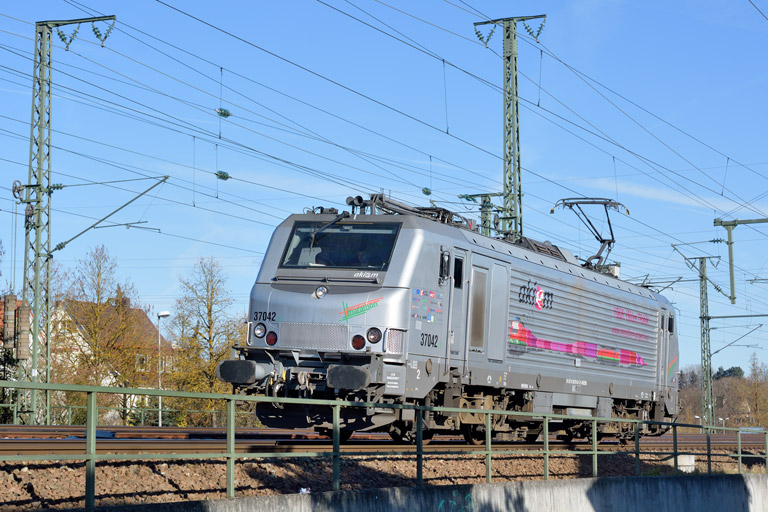 Akiem 37042 als Tfzf(D) 93205 bei km 16,6 (M&auml;rz 2014)