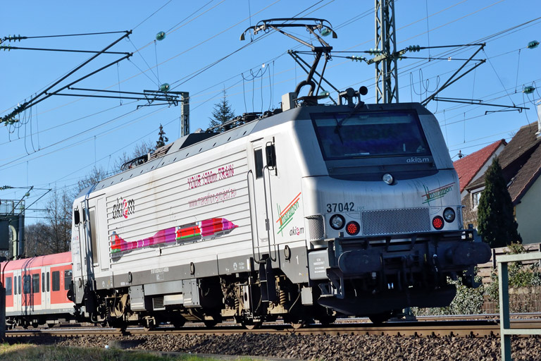 Akiem 37042 als Tfzf(D) 93205 bei km 16,6 (M&auml;rz 2014)