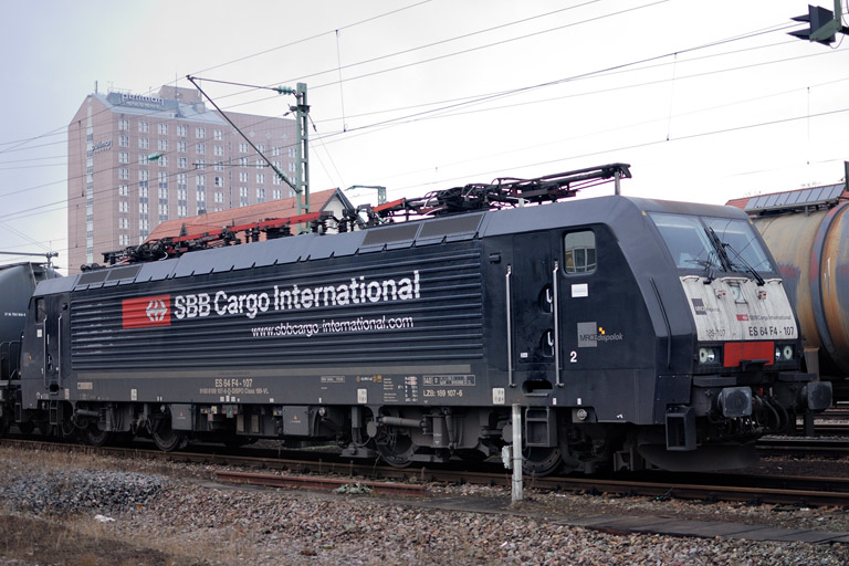 ES 64 F4-107 bei km 15,6 (Dezember 2014)