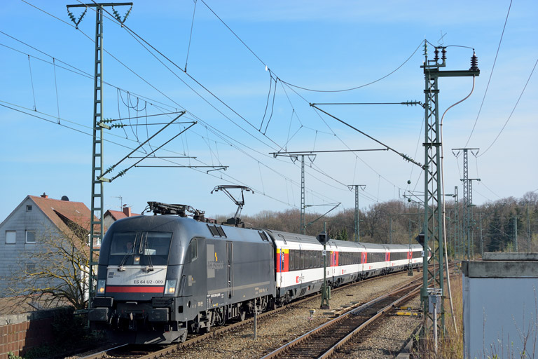ES 64 U2-009 mit IC 186 bei km 16,8 (M&auml;rz 2014)