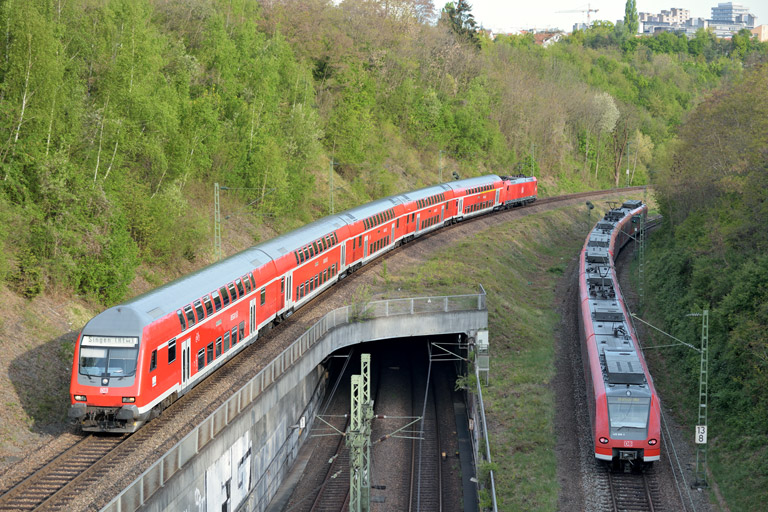 Baureihe 425 als RE 19084/19584 und RE 19035 bei km 13,8 (April 2014)