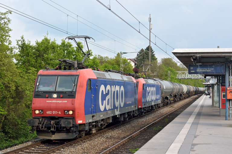 482 011 und 482 001 bei km 14,2 (April 2014)
