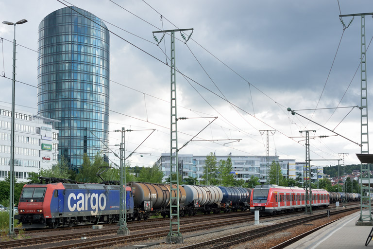 482 016 und 430 010 bei km 15,6 (Juli 2014)