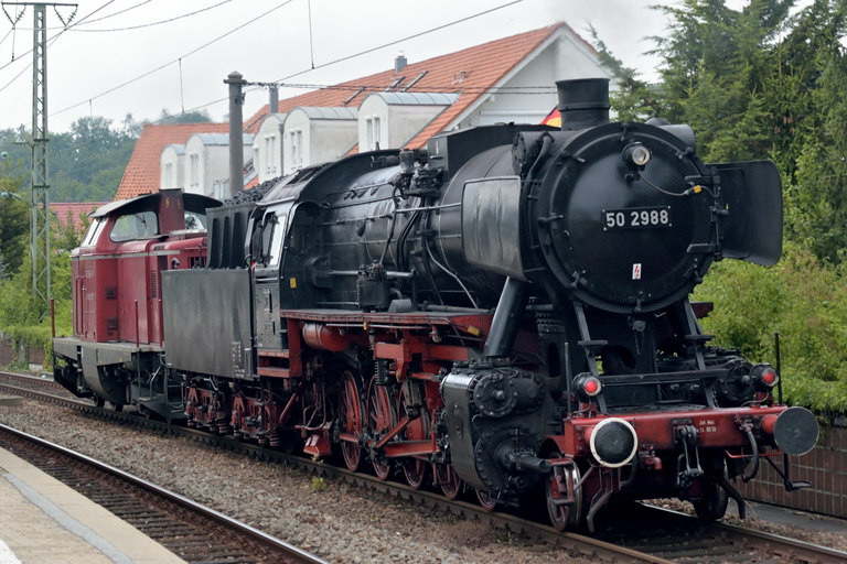 V100 2335 und 50 2988 als Tfzf 68832 bei km 16,8 (Juli 2014)