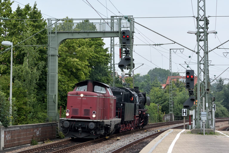 V100 2335 und 50 2988 als Tfzf 68832 bei km 16,6 (Juli 2014)