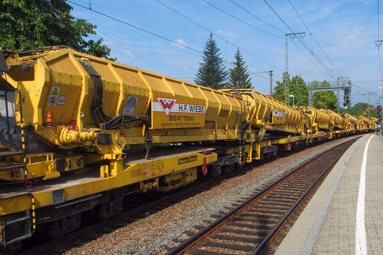 Schienenumbauzug bei km 16,8 (September 2014)