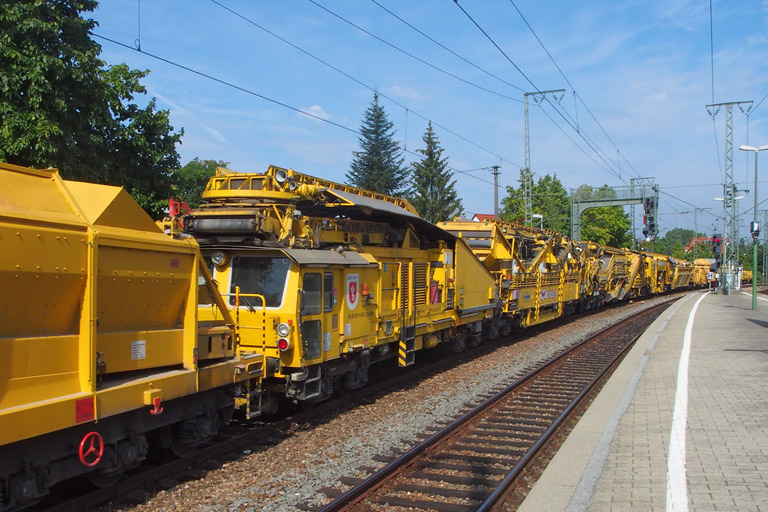 Schienenumbauzug bei km 16,8 (September 2014)