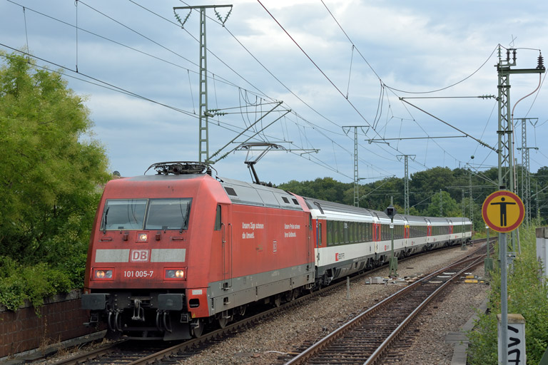 101 005 mit IC 185 bei km 16,8 (August 2015)