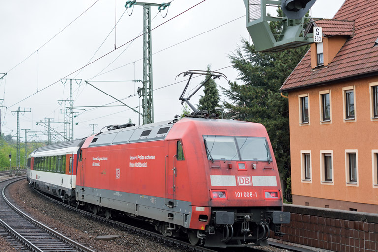 101 008 mit IC 2548 bei km 16,6 (Mai 2015)