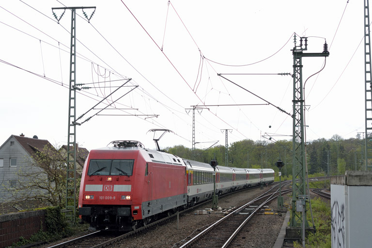 101 009 mit IC 280 bei km 16,8 (April 2015)
