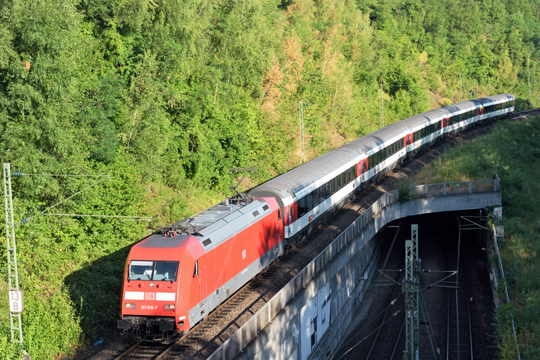 101 010 mit IC 181 bei km 13,8 (Juli 2015)