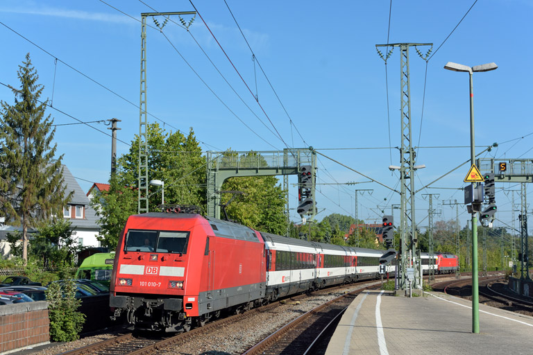 101 010 mit IC 2533 bei km 16,6 (August 2015)