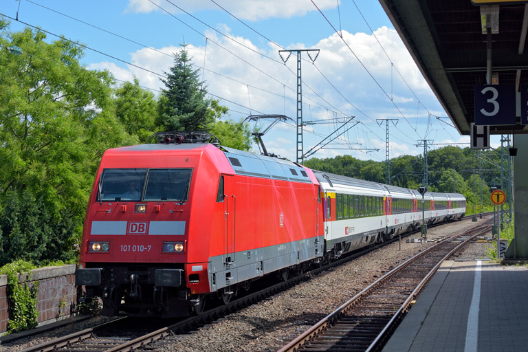 101 010 mit IC 280 bei km 16,8 (Juli 2015)