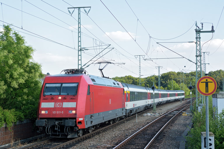 101 011 mit IC 184 bei km 16,8 (August 2015)