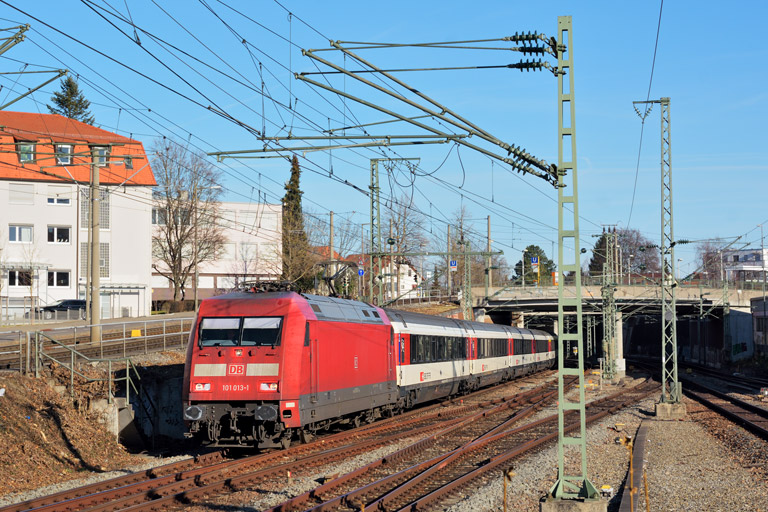 101 013 mit IC 185 bei km 15,4 (Dezember 2015)