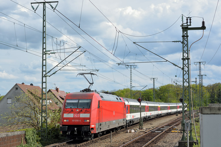 101 016 mit IC 186 bei km 16,8 (April 2015)