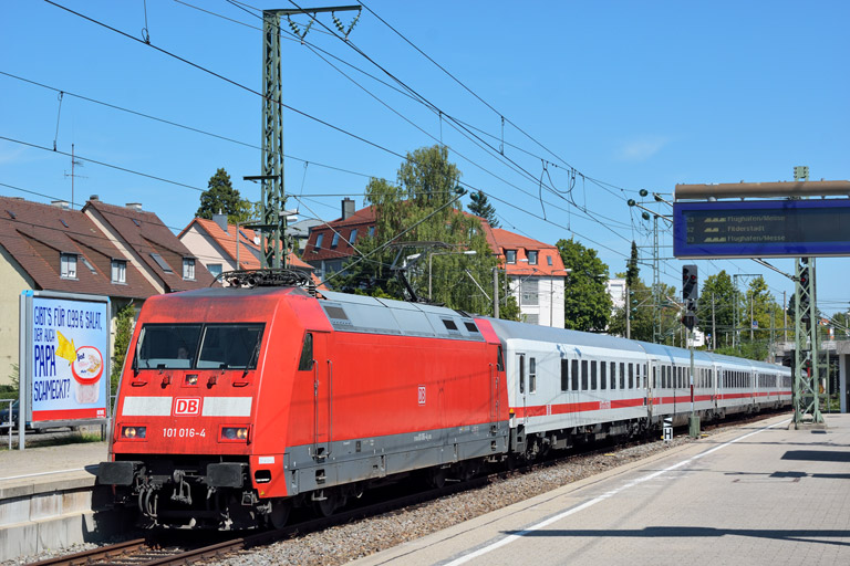 101 016 mit IC 2567 bei km 15,6 (August 2015)