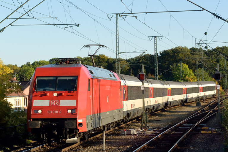 101 018 mit IC 184 bei km 16,8 (Oktober 2015)