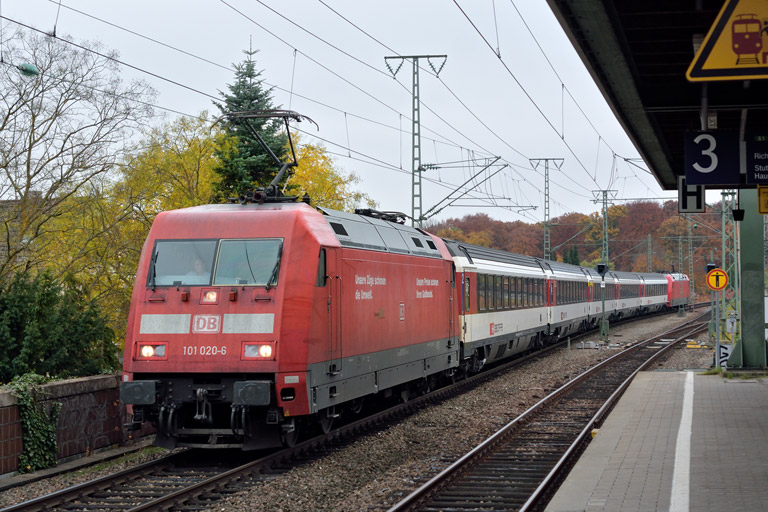 101 120 mit IC 2574 bei km 16,8 (Oktober 2015)