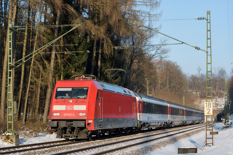 101 021 mit IC 281 bei km 18,2 (Februar 2015)