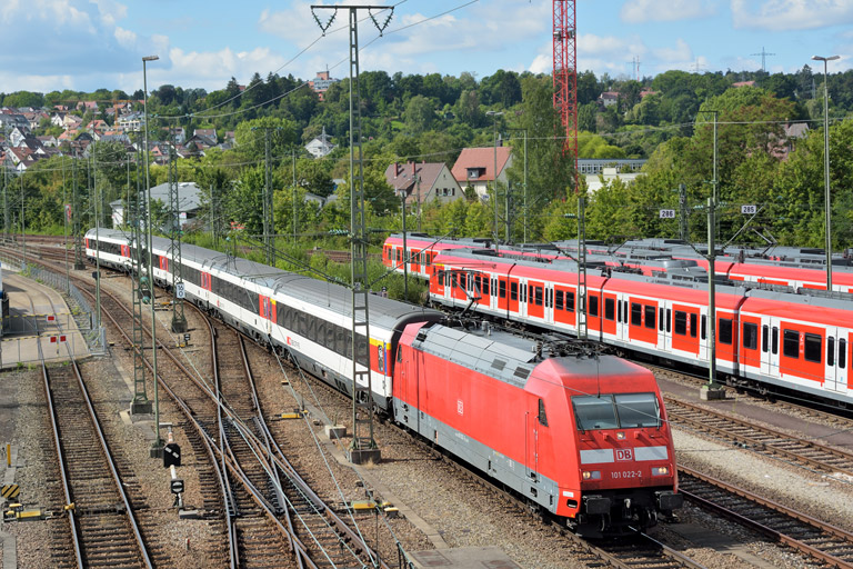 101 022 mit IC 282 bei km 16,0 (September 2015)