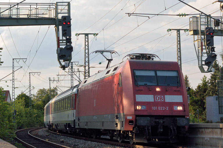101 022 mit IC 285 bei km 16,6 (Juli 2015)