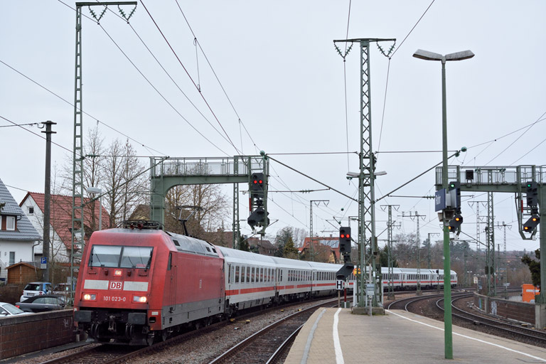 101 023 mit IC 2553 bei km 16,6 (M&auml;rz 2015)
