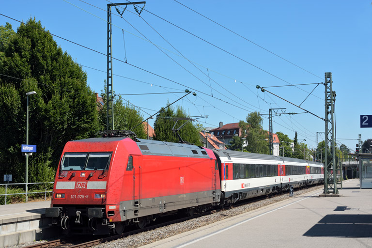 101 025 mit IC 185 bei km 15,6 (August 2015)