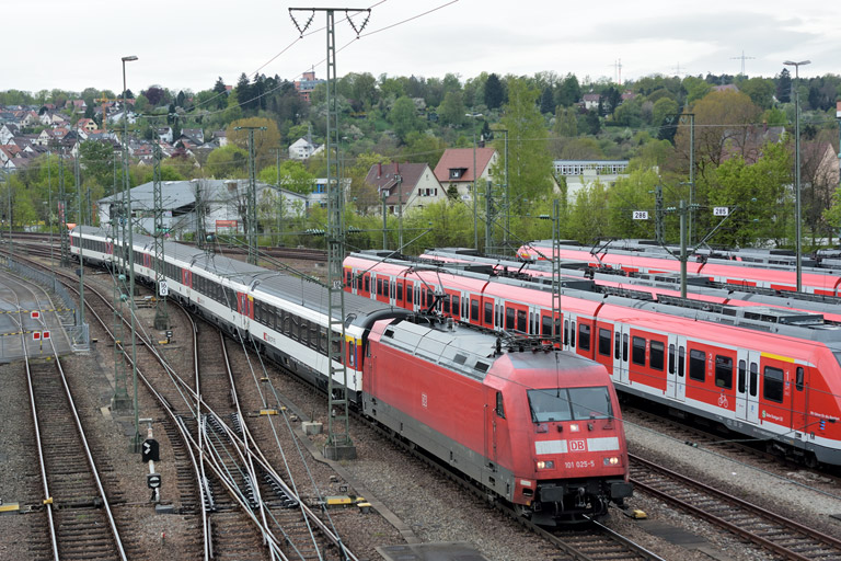 101 025 mit IC 282 bei km 16,0 (April 2015)