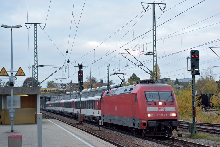 101 025 mit IC 283 bei km 15,4 (Oktober 2015)