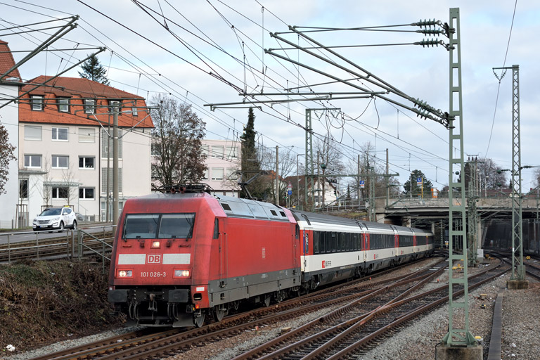 101 026 mit IC 185 bei km 15,4 (Januar 2015)