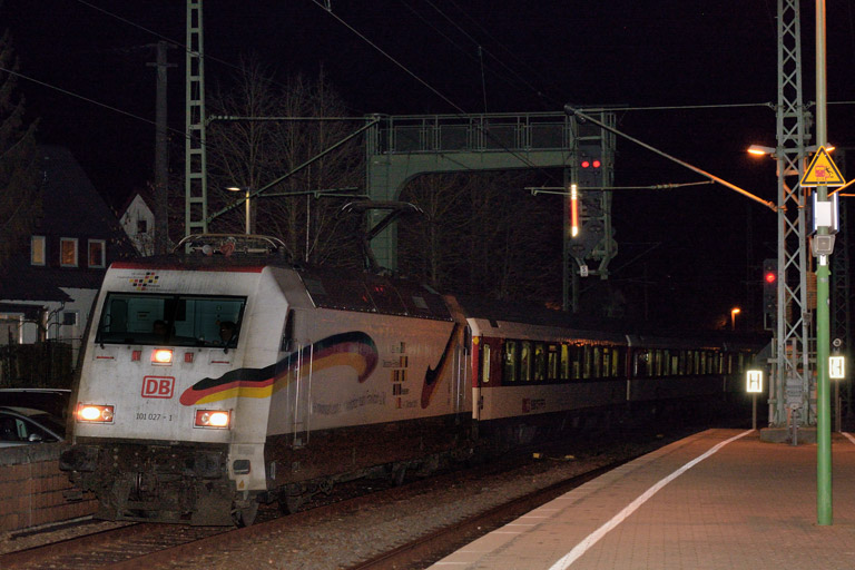 101 027 mit IC 283 bei km 16,6 (Dezember 2015)