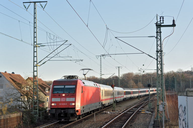 101 028 mit IC 186 bei km 16,8 (Dezember 2015)