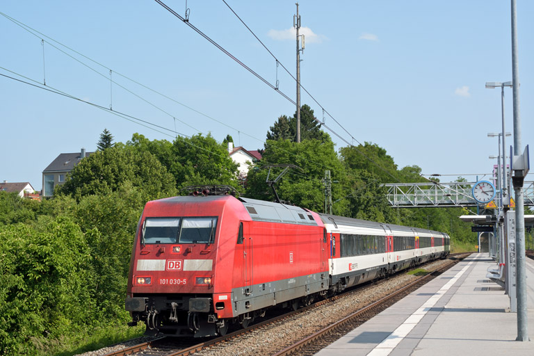 101 030 mit IC 186 bei km 14,2 (Juli 2015)