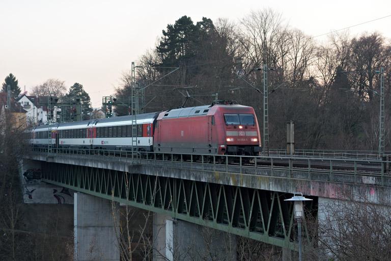 101 031 mit IC 184 bei km 14,6 (M&auml;rz 2015)