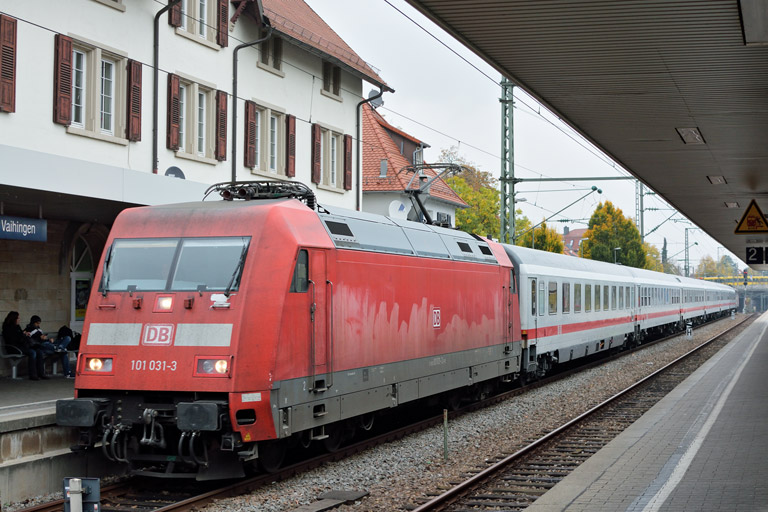 101 031 mit IC 2567 bei km 15,6 (Oktober 2015)